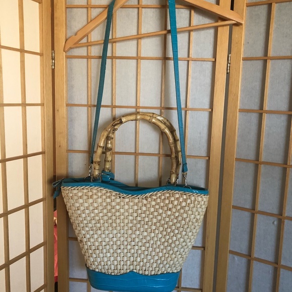 Straw bag faux croc/silver tone heart accents - Picture 3 of 8